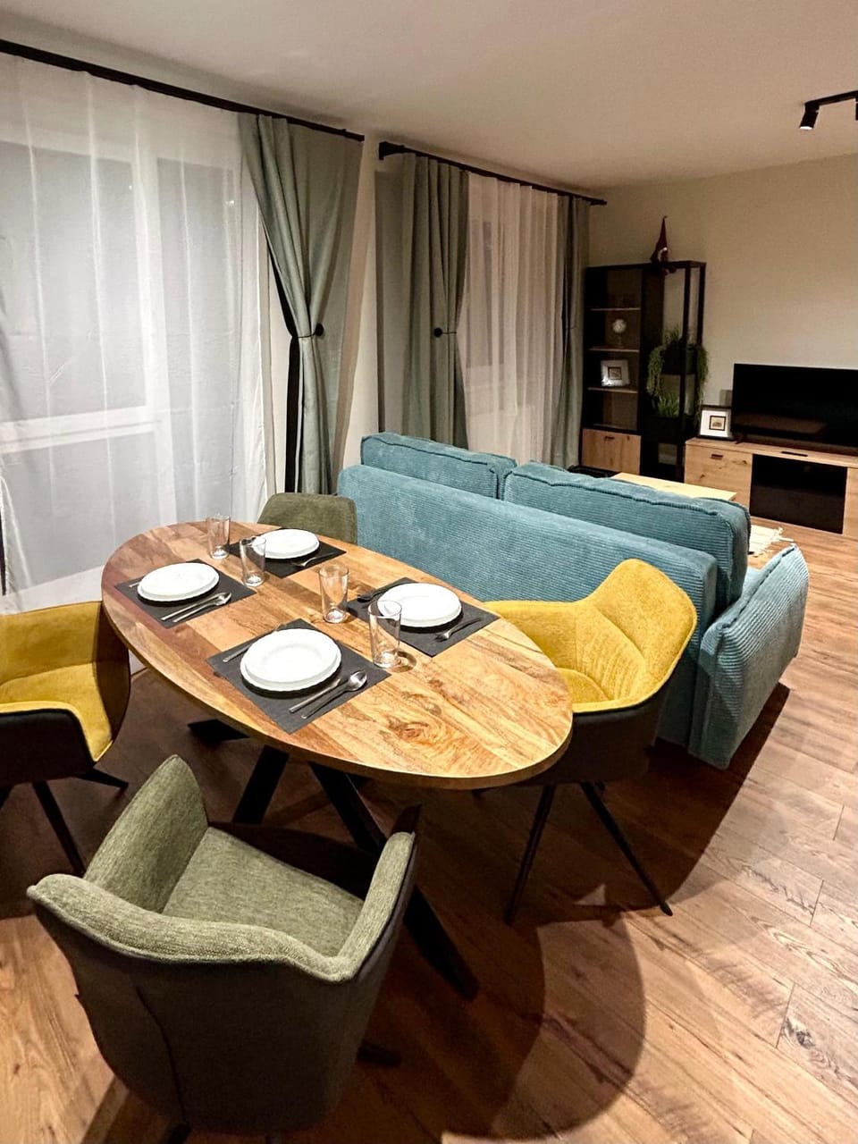 TV and multimedia, Kitchen or kitchenette, Living room, Seating area, Dining area