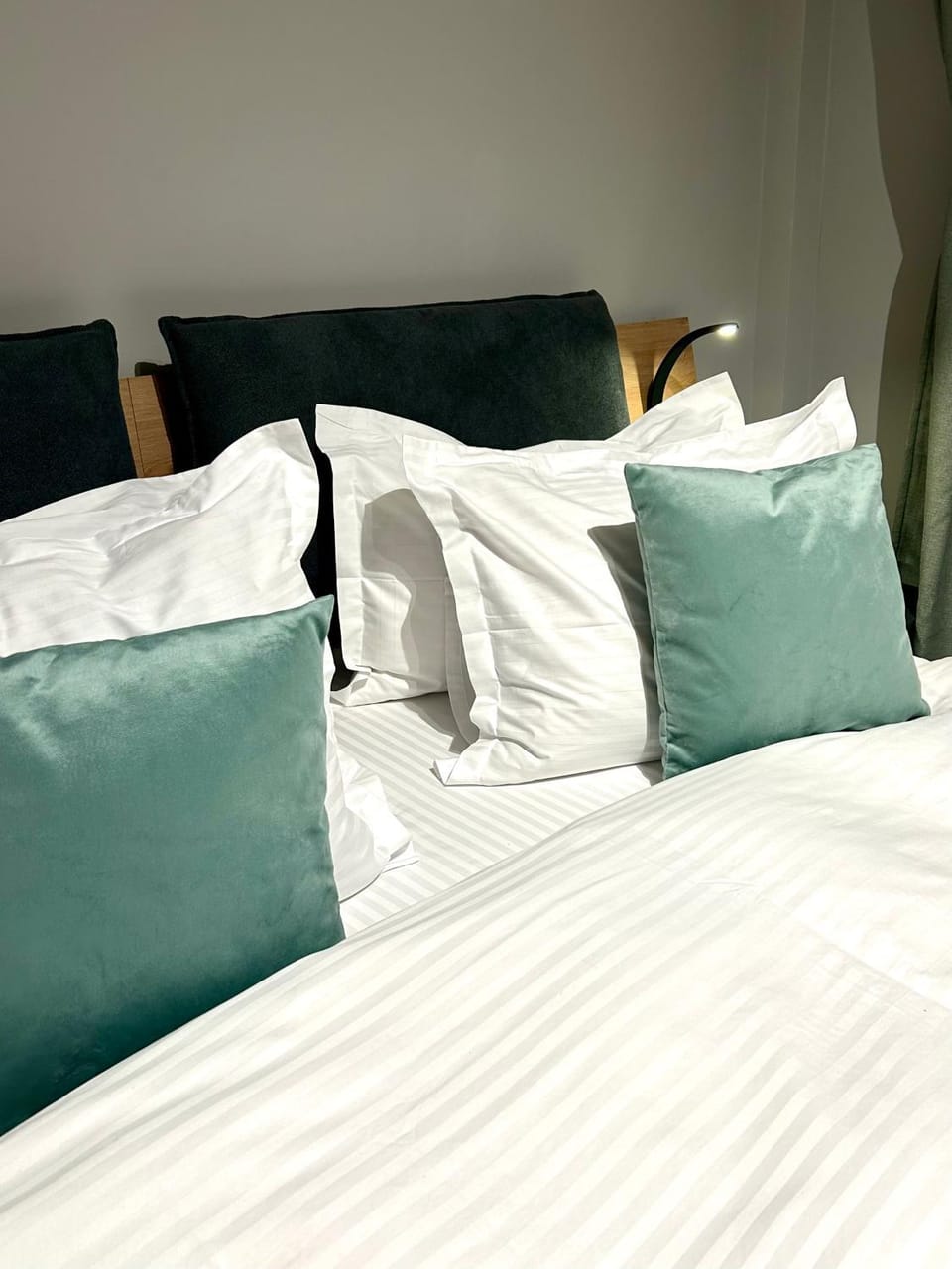 Bed, Photo of the whole room, Decorative detail, Bedroom