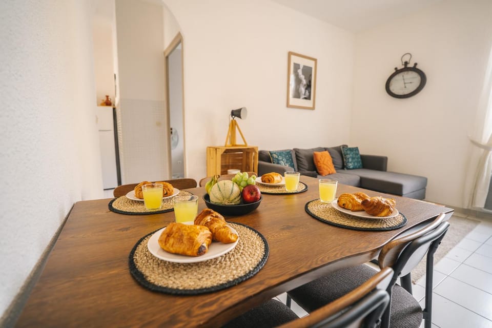 Seating area, Dining area, Food