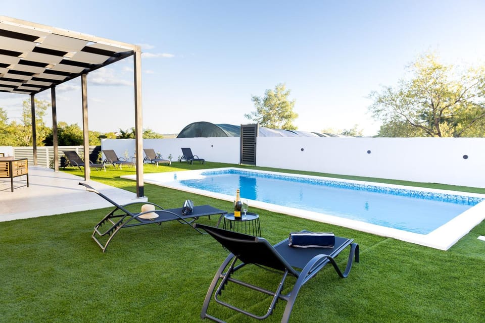 Natural landscape, Garden, Garden view, Pool view, Swimming pool, sunbed