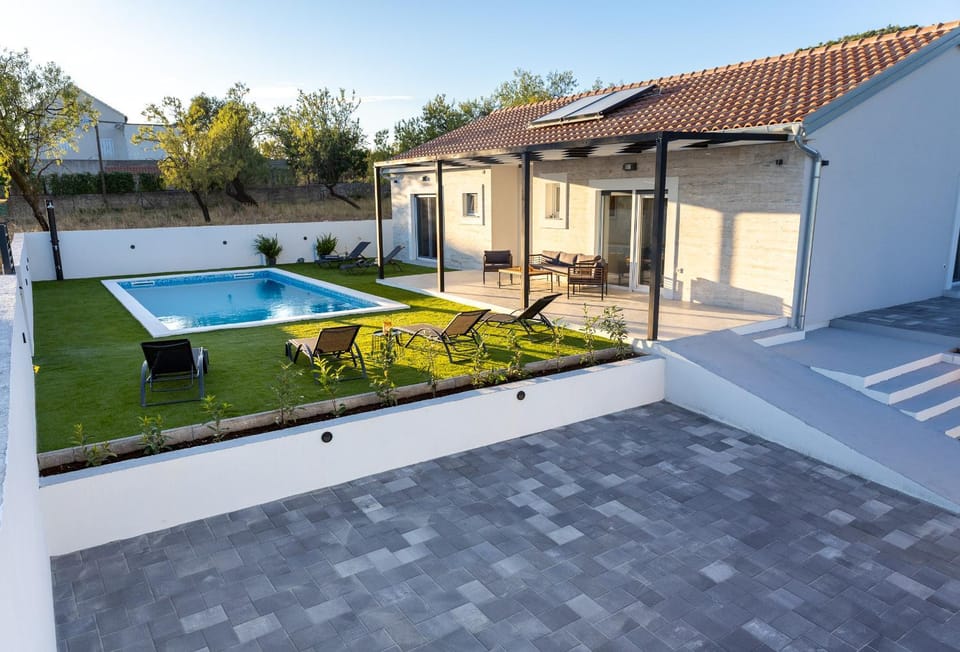 Property building, Day, Garden, Garden view, Pool view, Swimming pool