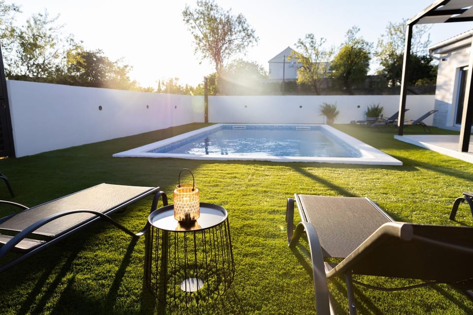 Day, Natural landscape, Garden, Garden view, Swimming pool, sunbed