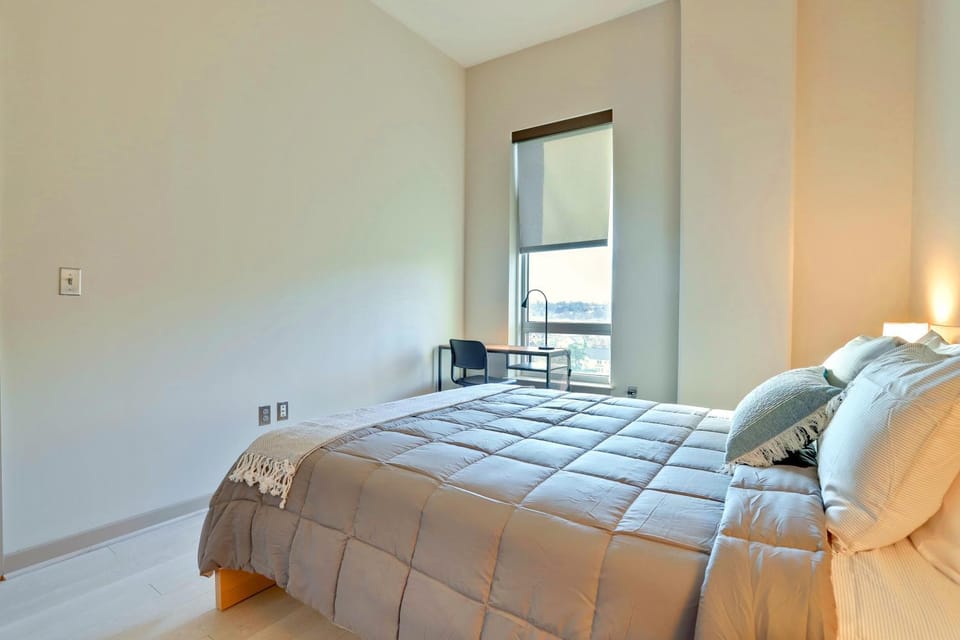 Bed, Seating area, Bedroom