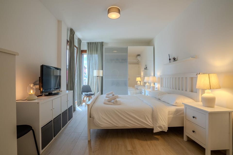 Bed, TV and multimedia, Photo of the whole room, Bedroom