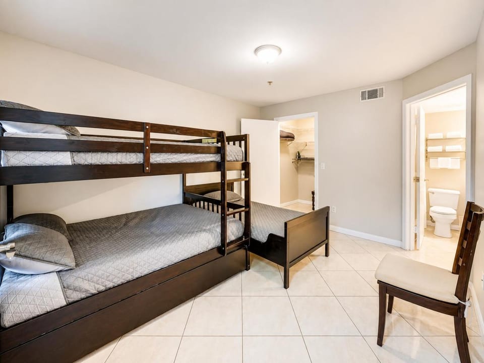 Bed, Bathroom, Photo of the whole room, Bedroom, bunk bed, storage