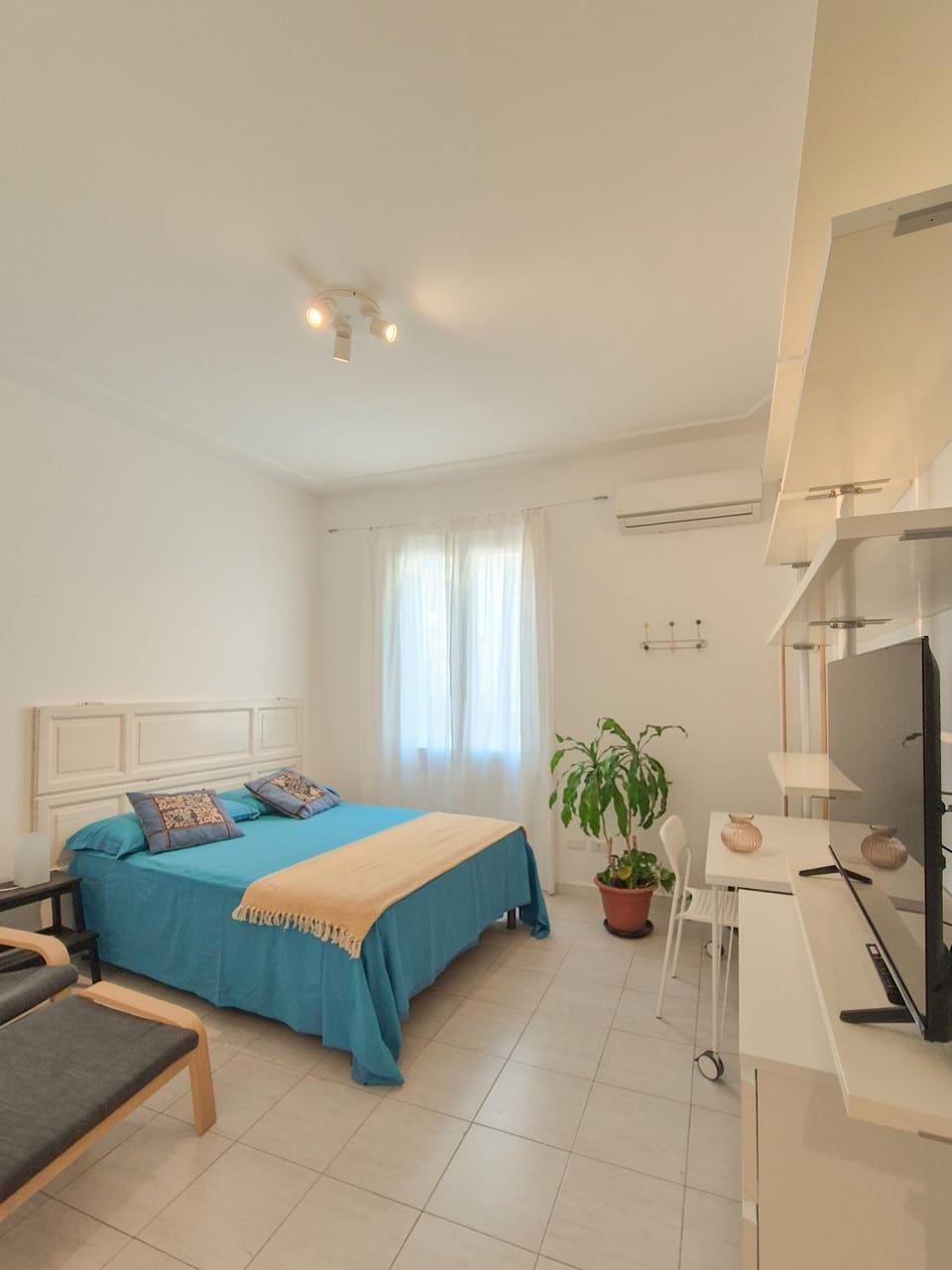 Bed, Photo of the whole room, Bedroom, air conditioner