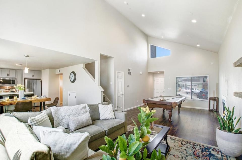 Property building, TV and multimedia, Living room, Seating area