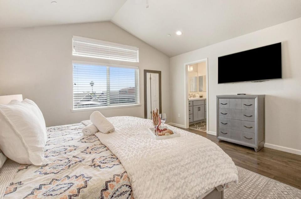 Property building, Bed, TV and multimedia, Photo of the whole room, Bedroom, wardrobe