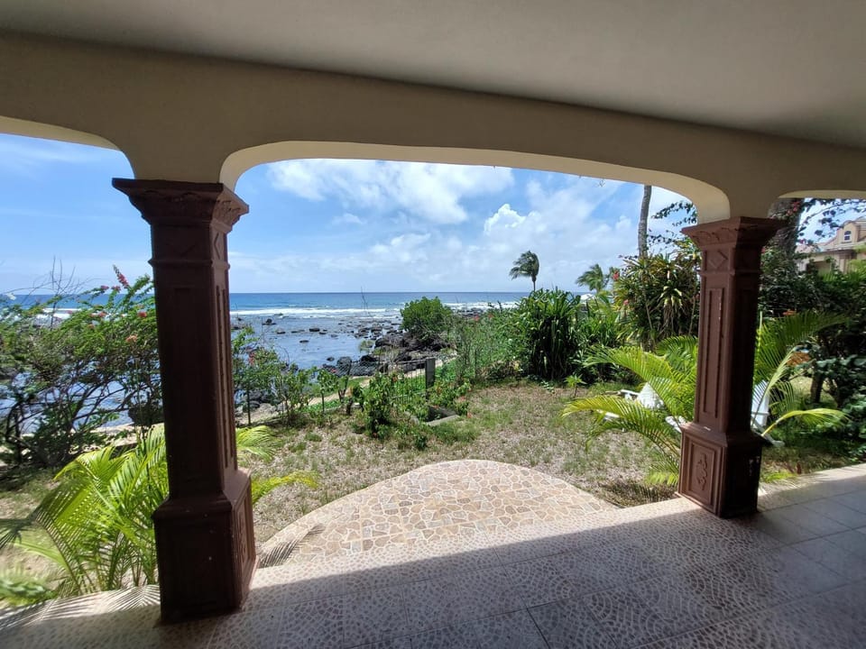Villa pied dans l'eau Pointe aux Piments Bed and Breakfast in Mauritius
