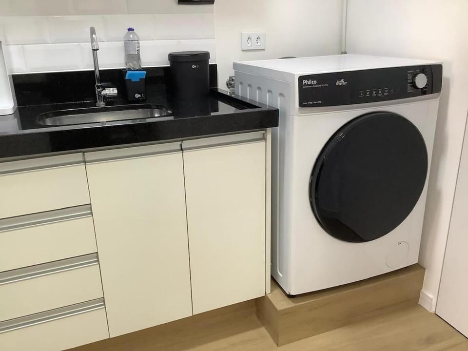 Kitchen or kitchenette, washing machine, dryer