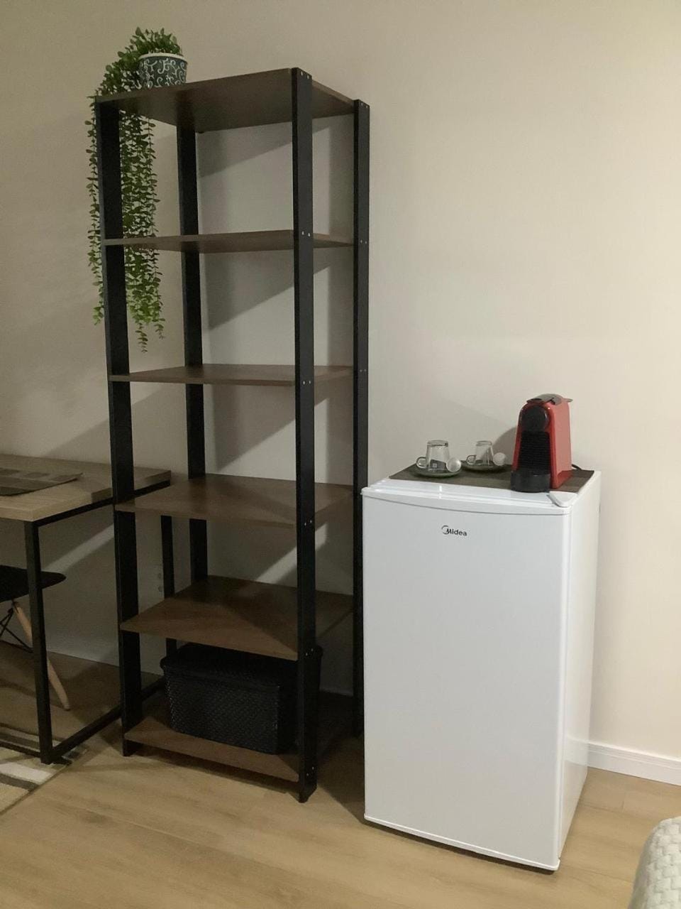 Coffee/tea facilities, locker, minibar