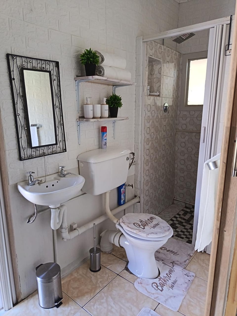 Shower, Toilet