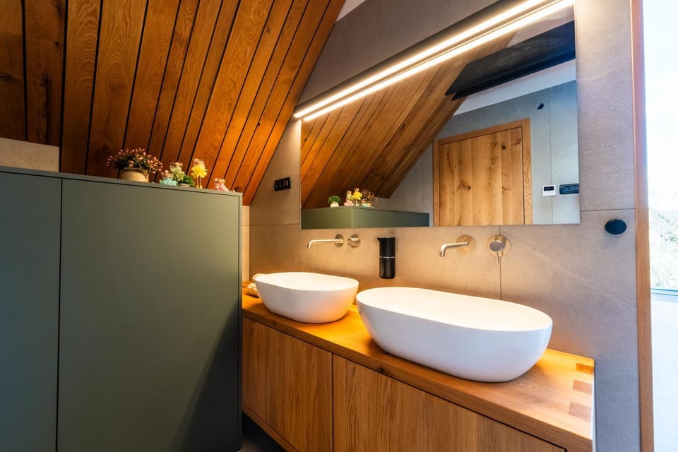 Bathroom, Decorative detail, wardrobe