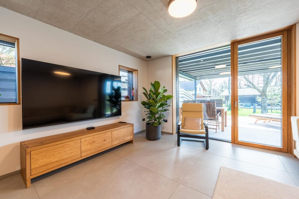 TV and multimedia, Living room, Decorative detail, Seating area, Evening entertainment, Garden view
