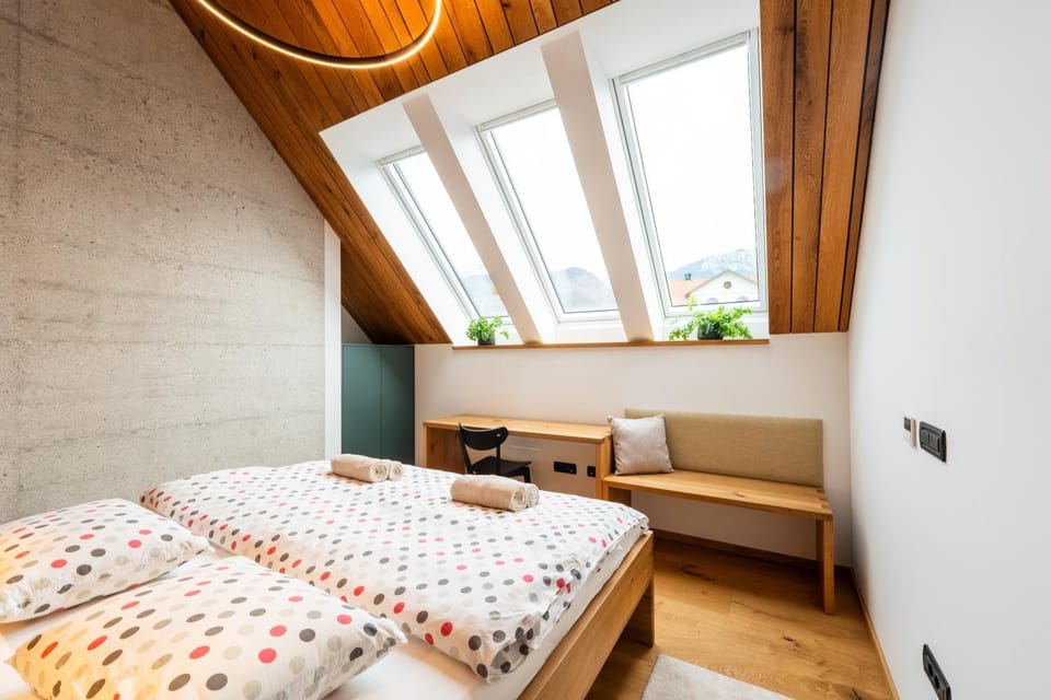 Bed, Photo of the whole room, Decorative detail, Seating area, Bedroom