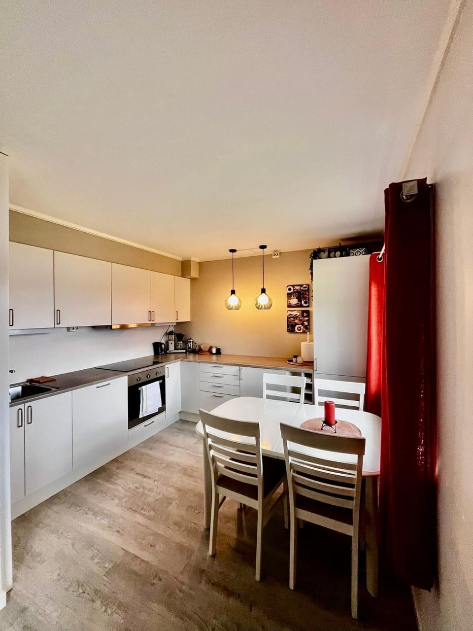 Kitchen or kitchenette, Dining area, oven, stove