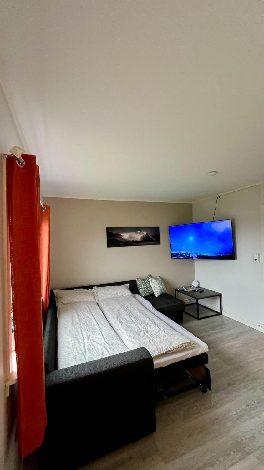 Bed, TV and multimedia, Bedroom