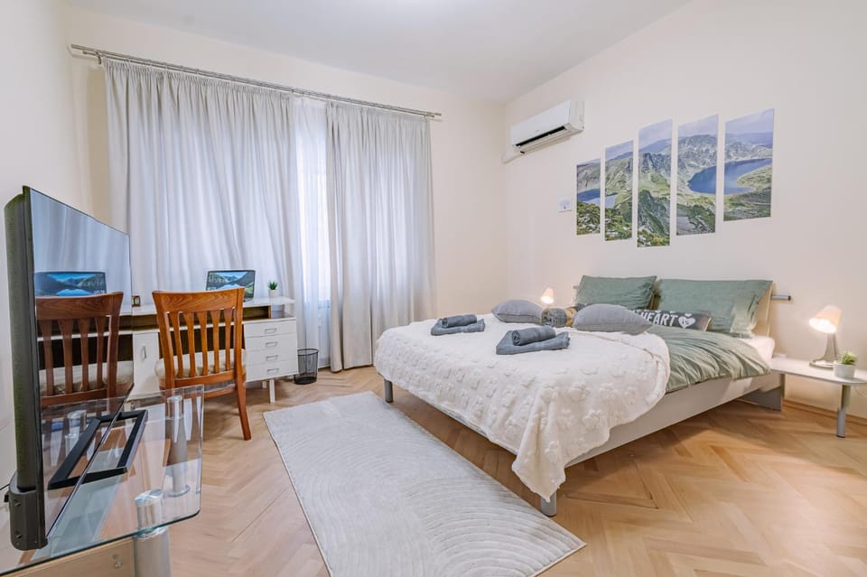 Bed, TV and multimedia, Evening entertainment, Bedroom, towels, air conditioner