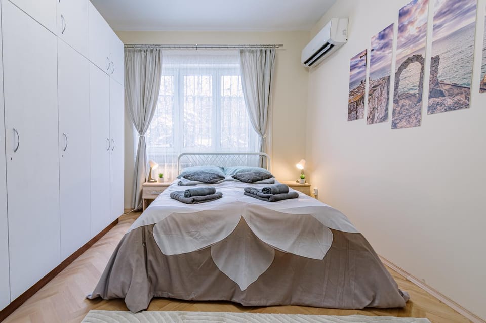 Bed, Bedroom, towels, air conditioner