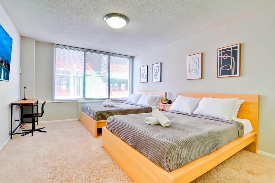 Bed, TV and multimedia, Seating area, Bedroom, towels