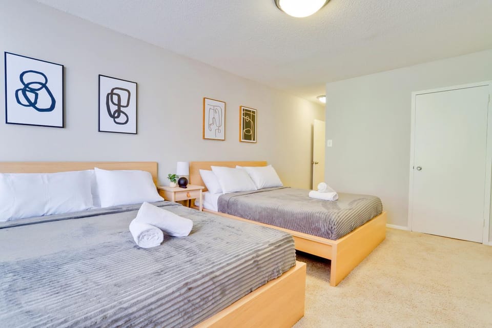 Bed, Bedroom, towels