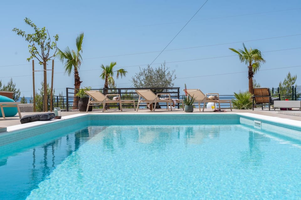 Day, Swimming pool, sunbed