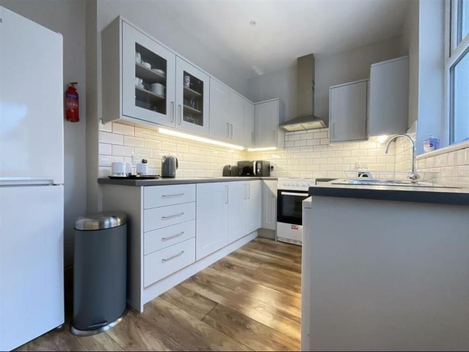Kitchen or kitchenette, dishwasher, minibar, oven, stove, toaster