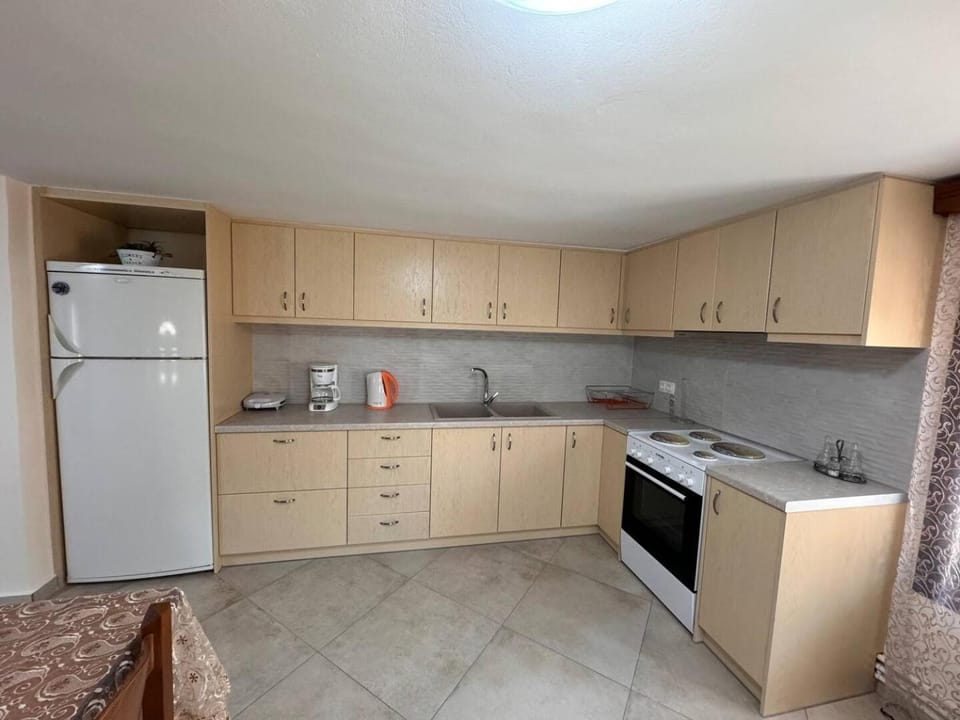 Coffee/tea facilities, Kitchen or kitchenette, oven, stove