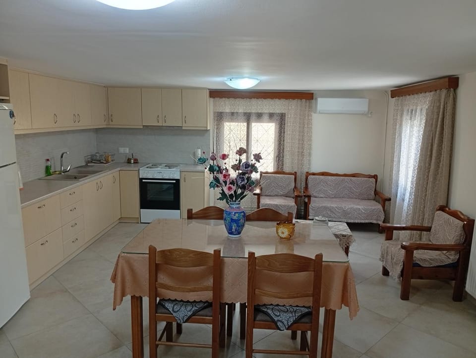 Kitchen or kitchenette, Living room, Seating area, Dining area, oven, stove