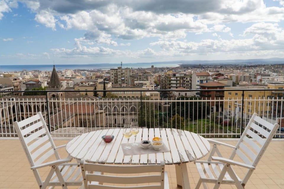 Property building, Day, Natural landscape, View (from property/room), Balcony/Terrace, Dining area, City view, Sea view