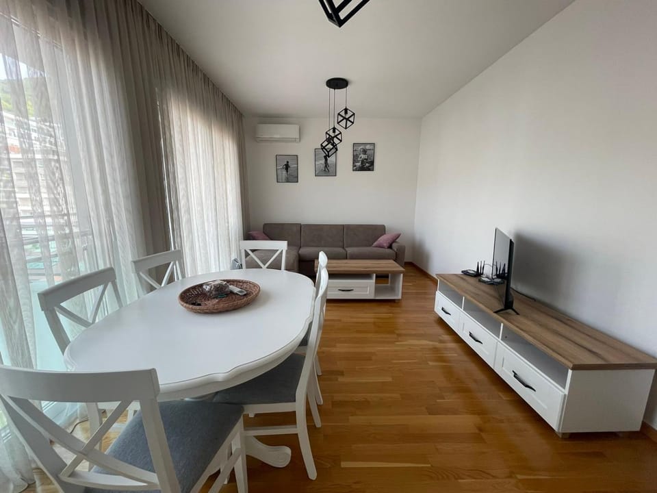 Apartman Zlatni dan - zgrada Idea - Bečići Apartment in Budva Municipality