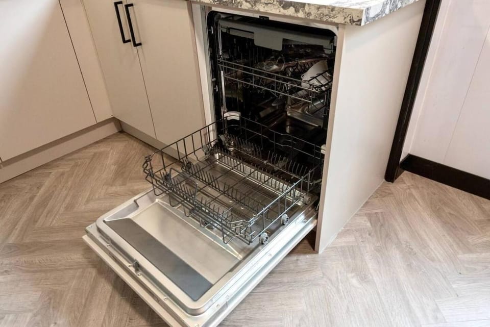 Kitchen or kitchenette, dishwasher