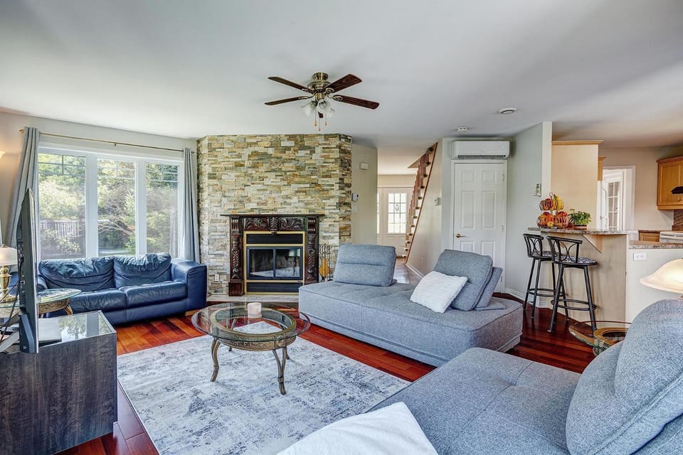 TV and multimedia, Living room, Seating area, fireplace