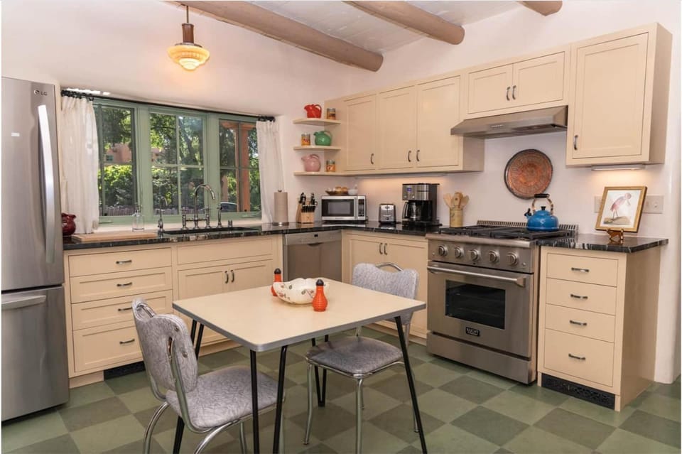 Fabulous Historic Adobe Home Close to Canyon Road House in Santa Fe