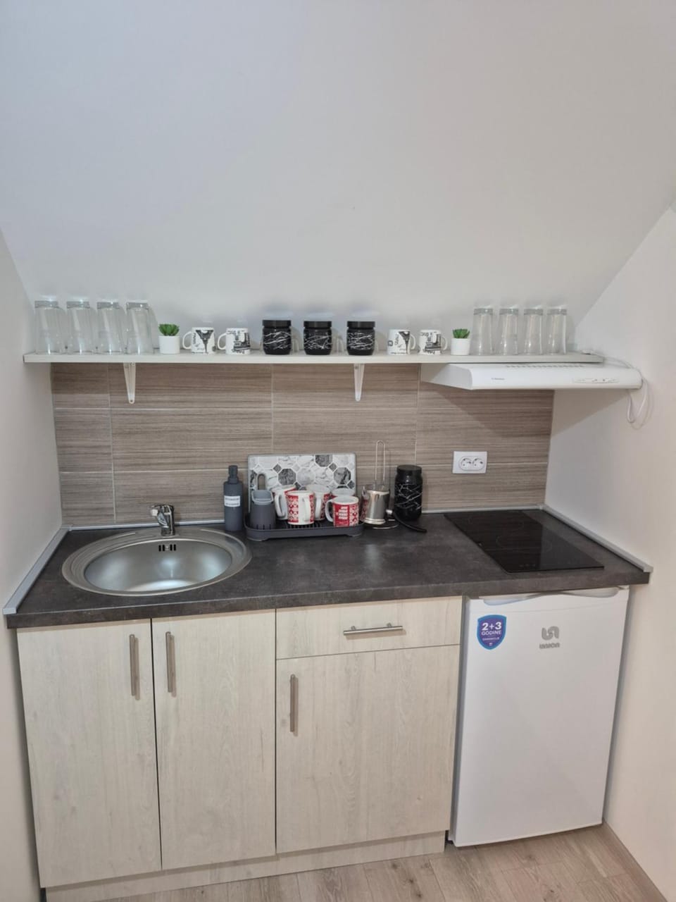 Coffee/tea facilities, Kitchen or kitchenette, stove