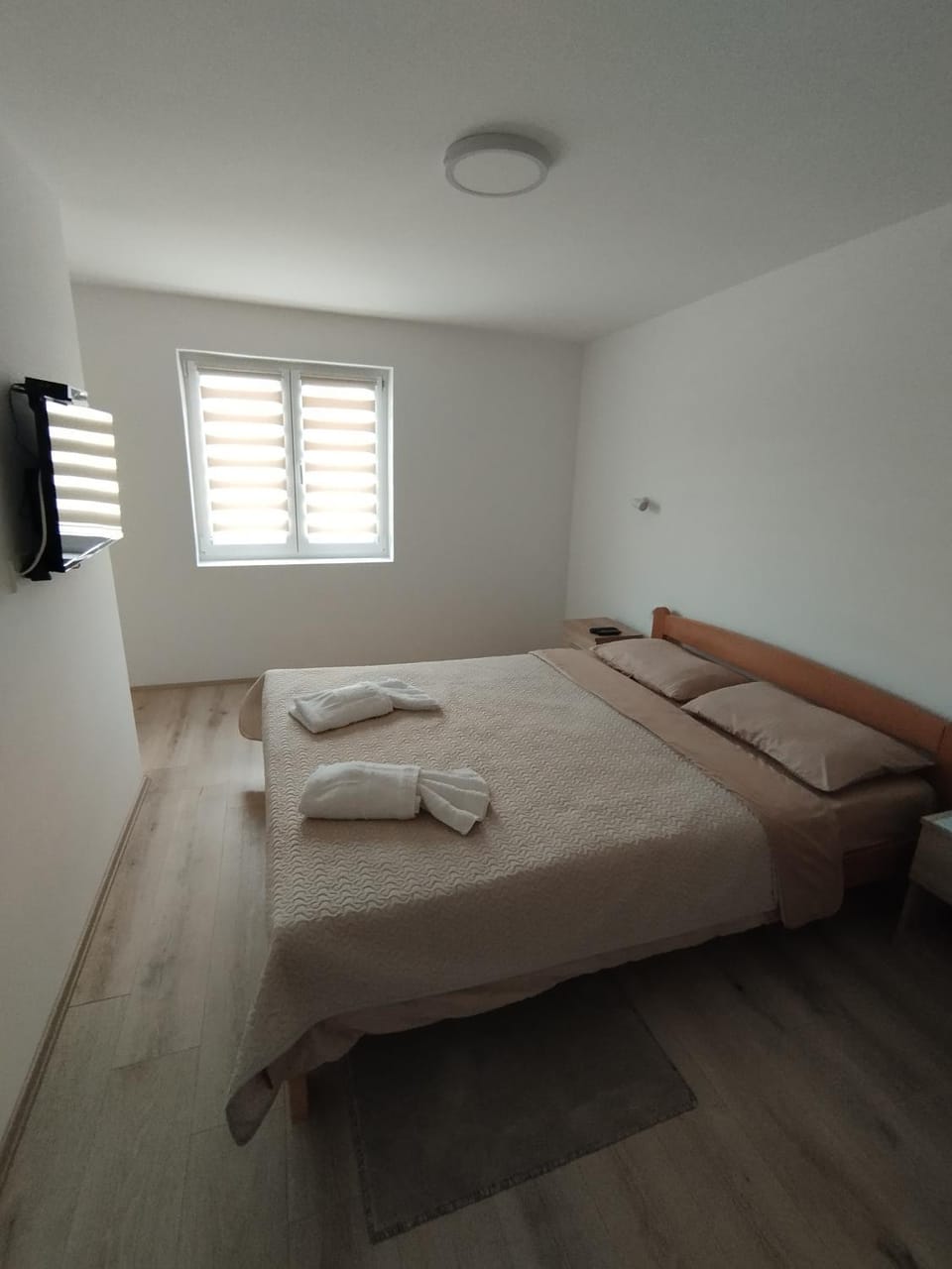 Bed, TV and multimedia, Bedroom, towels