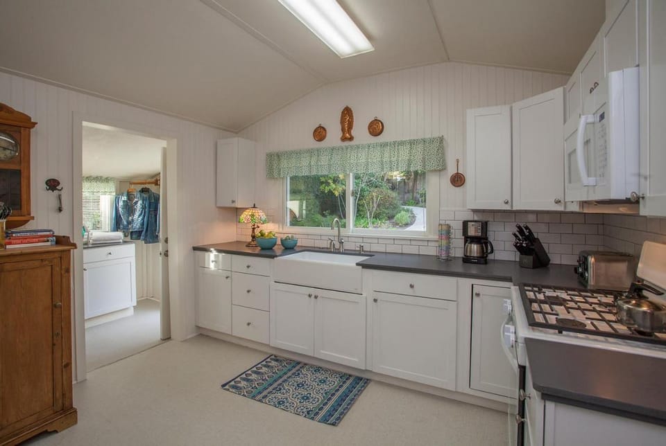 Summerland Stagecoach Cottage by Paradise Retreats Villa in Summerland
