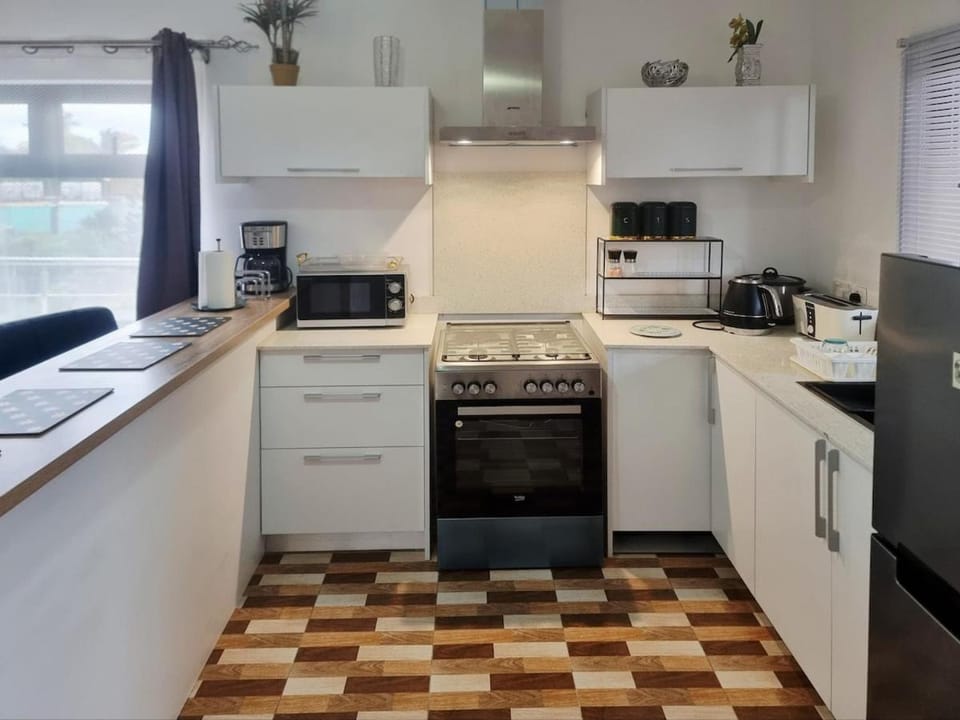 Coffee/tea facilities, Kitchen or kitchenette, oven, stove, toaster