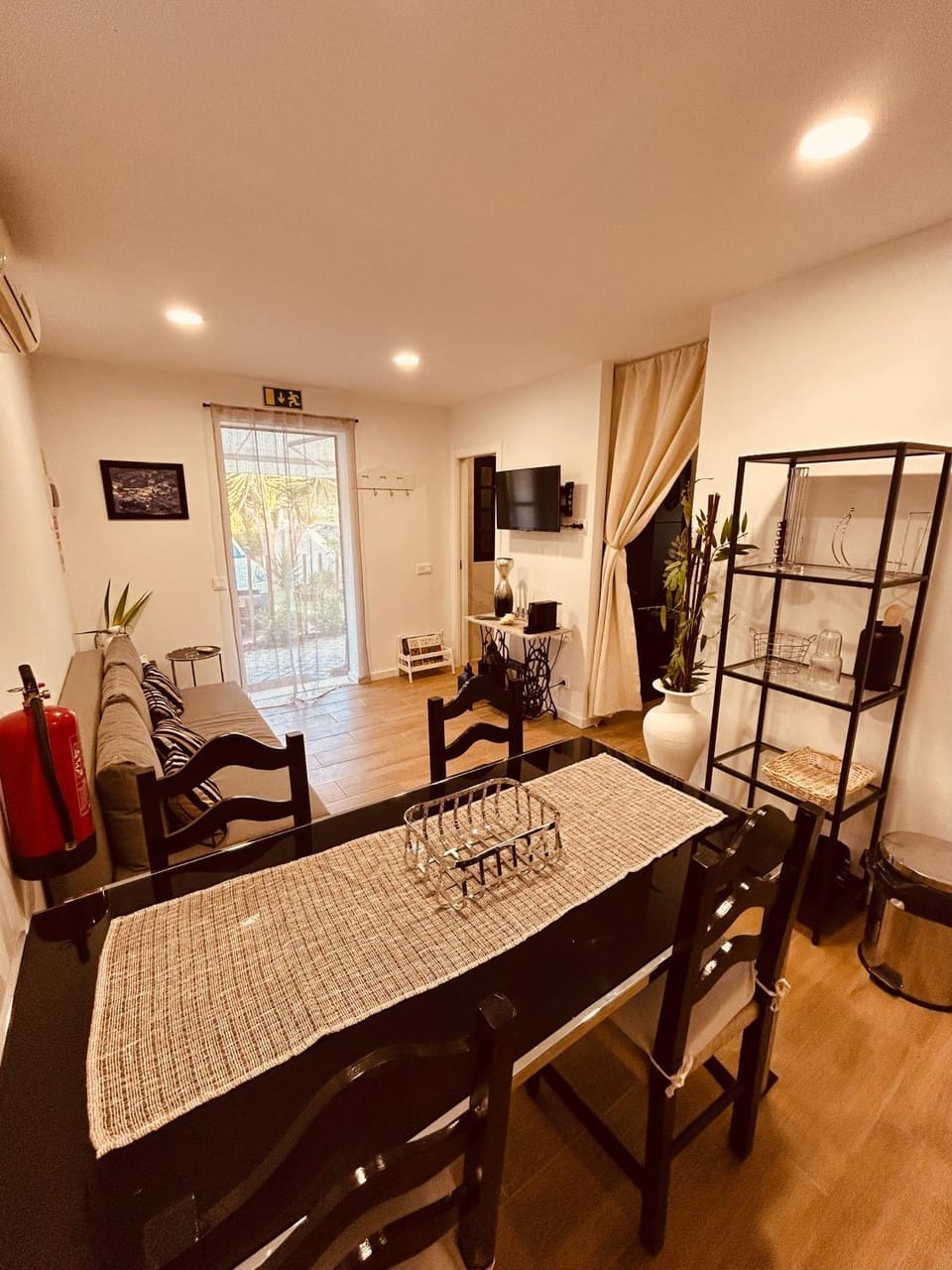 TV and multimedia, Living room, Dining area, air conditioner