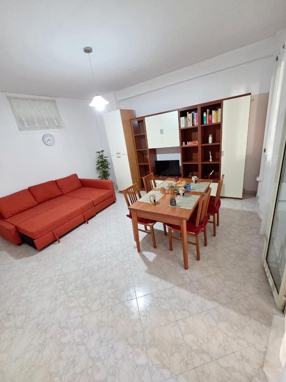 TV and multimedia, Living room, Seating area, Dining area