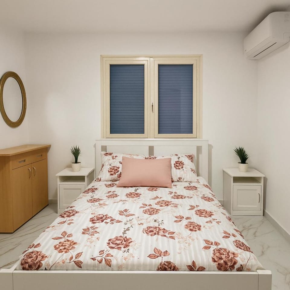 Bed, Photo of the whole room, Bedroom, air conditioner