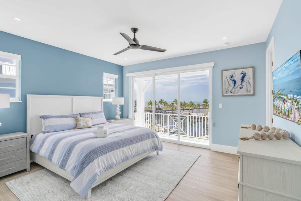 Emerald Tides - Luxury Oceanfront Home, Private Pool, 30' Dock House in Marathon