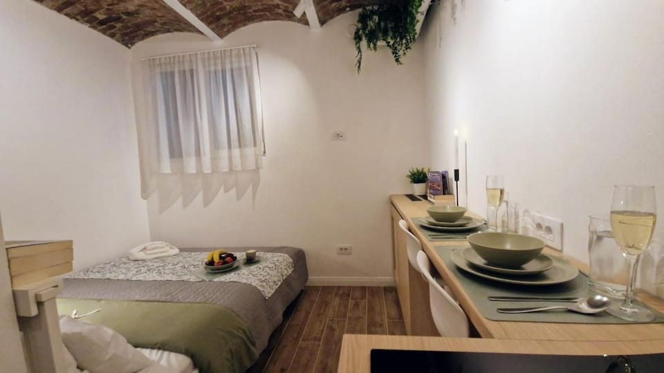 Bed, Dining area, Bedroom