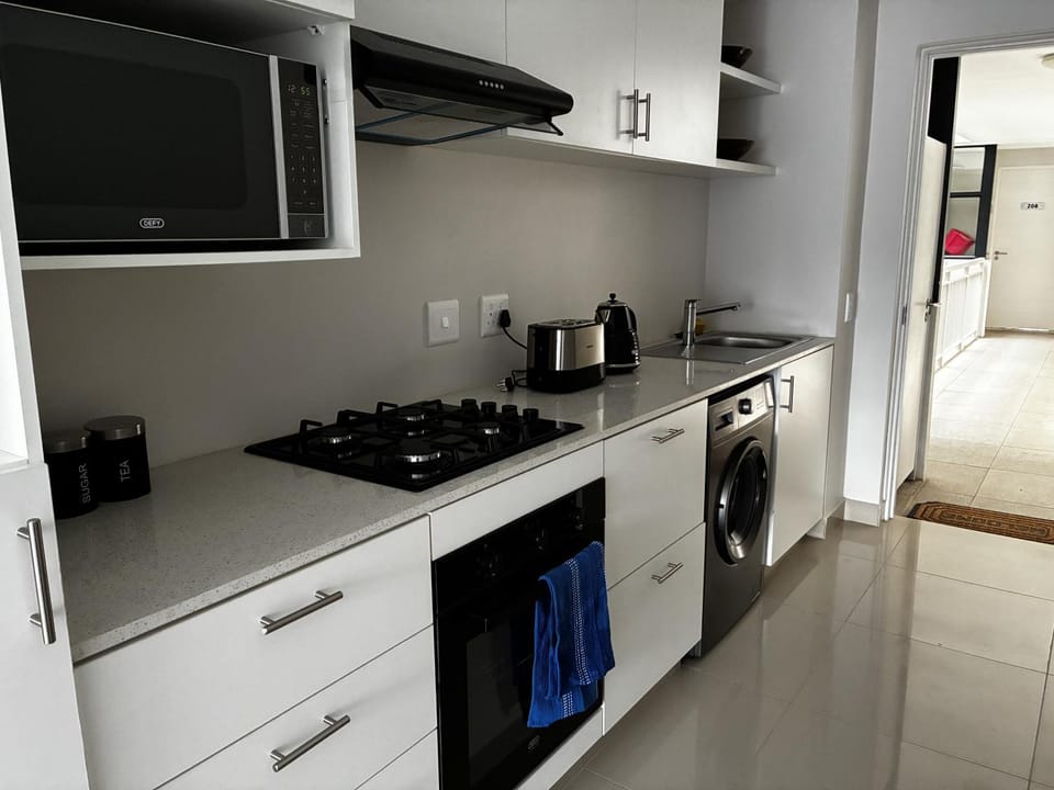 Coffee/tea facilities, Kitchen or kitchenette, oven, stove, toaster