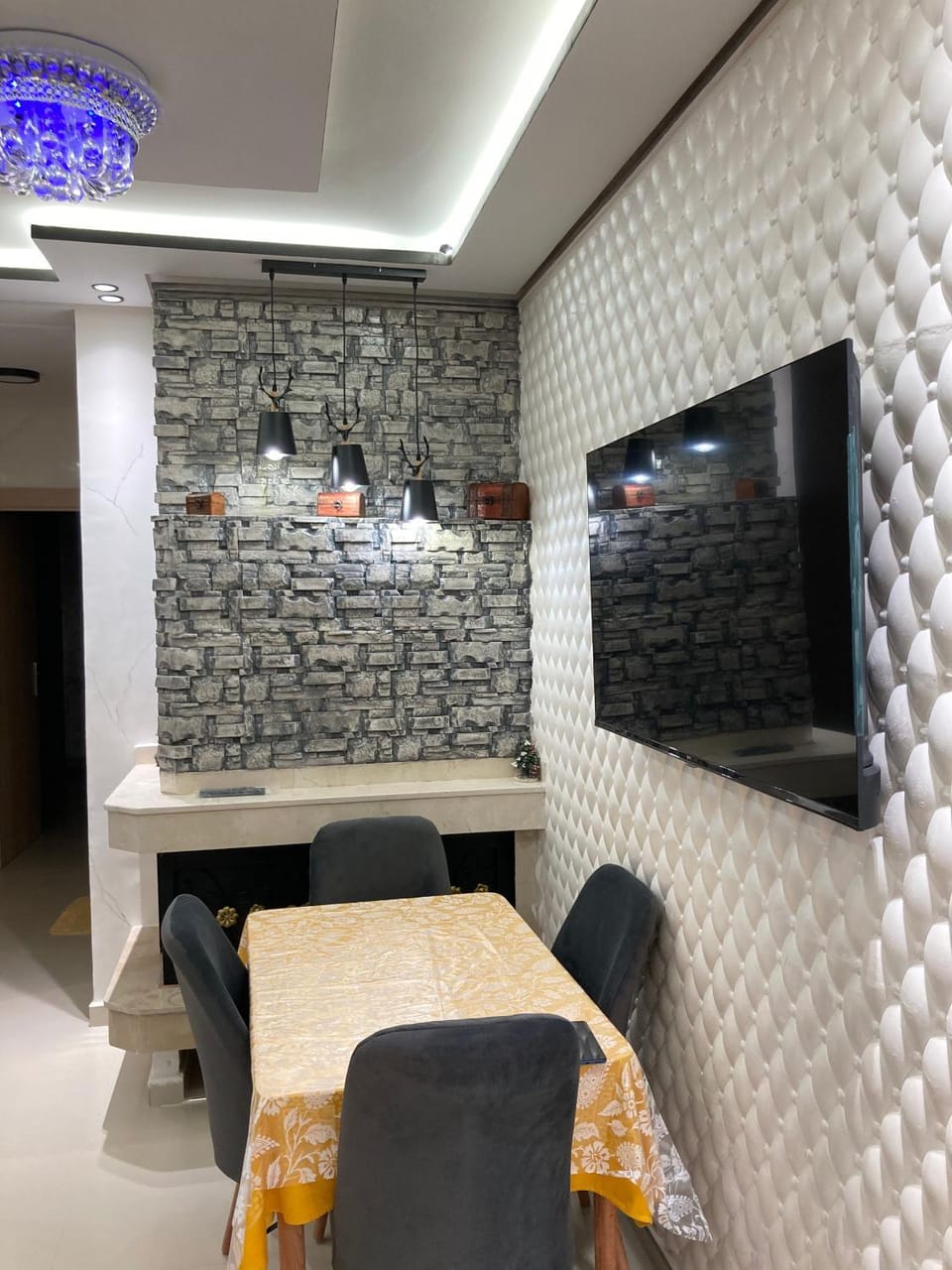 Communal lounge/ TV room, TV and multimedia, Living room, Seating area, Evening entertainment