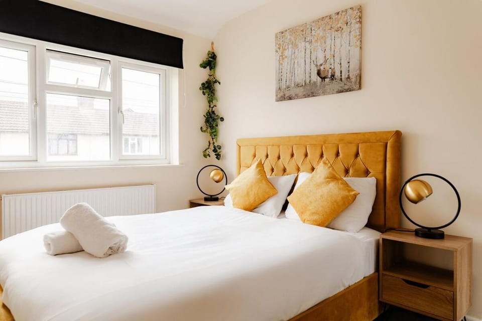 Bed, Photo of the whole room, Bedroom