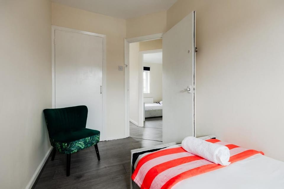 Photo of the whole room, Bedroom, towels, wardrobe