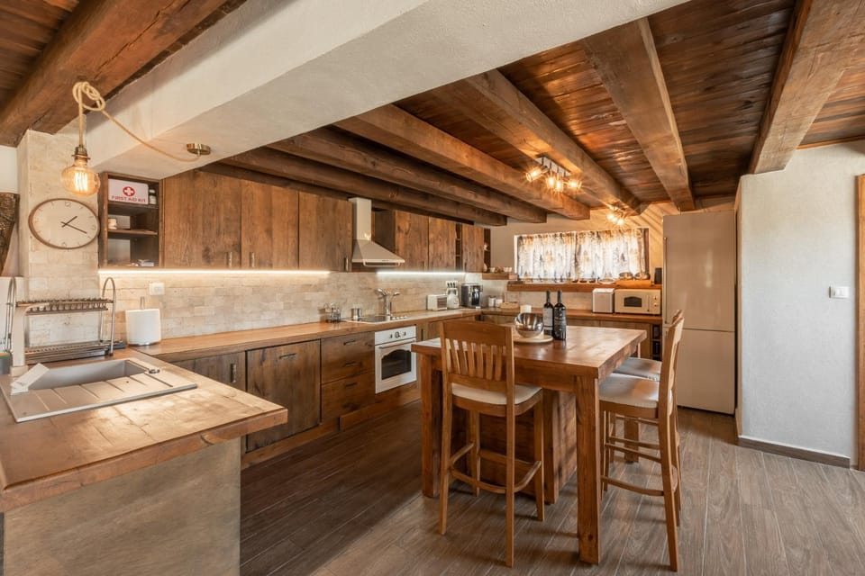 Kitchen or kitchenette, Dining area, dishwasher, oven