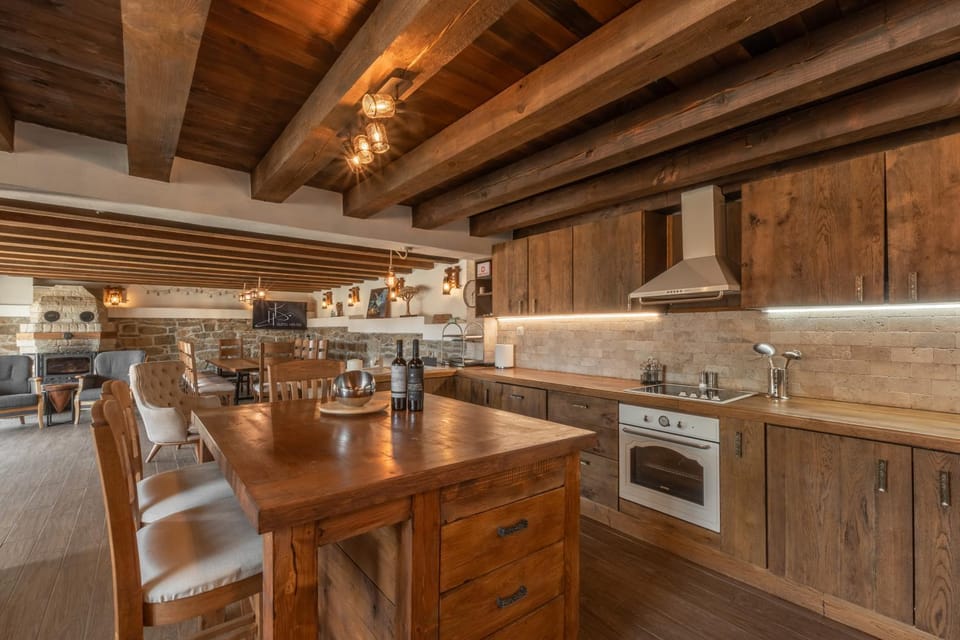 Kitchen or kitchenette, Kitchen or kitchenette, stove, toaster
