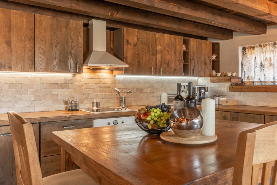 Kitchen or kitchenette, Food and drinks, Dining area, Drinks